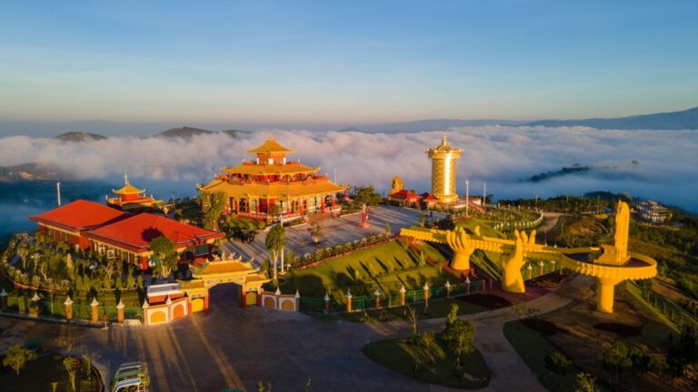 Samten Hills : Không gian văn hoá tâm linh Phật giáo Kim Cương Thừa - dưới sự dẫn dắt của Đại lão Hoà thượng Drubwang Sonam Jorfel Rinpoche. Đây là di sản cuối cùng của Đại lão Hoà thượng trên thế giới, nơi thuần tịnh và yên bình, giúp mang lại hạnh phúc cho con người, lấp đầy thế giới bằng ánh sáng của hòa bình và hạnh phúc.