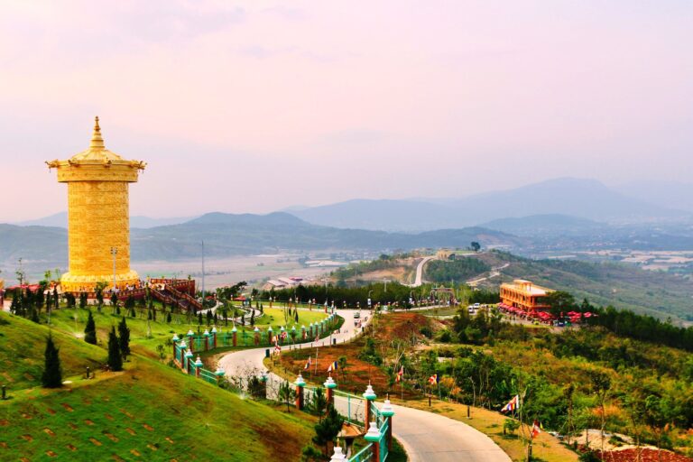 Samten Hills : Không gian văn hoá tâm linh Phật giáo Kim Cương Thừa - dưới sự dẫn dắt của Đại lão Hoà thượng Drubwang Sonam Jorfel Rinpoche. Đây là di sản cuối cùng của Đại lão Hoà thượng trên thế giới, nơi thuần tịnh và yên bình, giúp mang lại hạnh phúc cho con người, lấp đầy thế giới bằng ánh sáng của hòa bình và hạnh phúc.